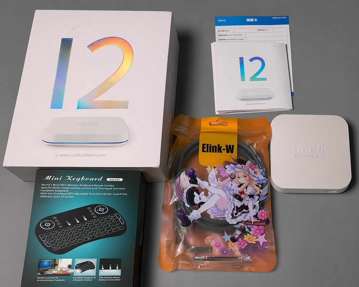 家族でUBOX12を使ってテレビ番組を楽しむリビングシーン