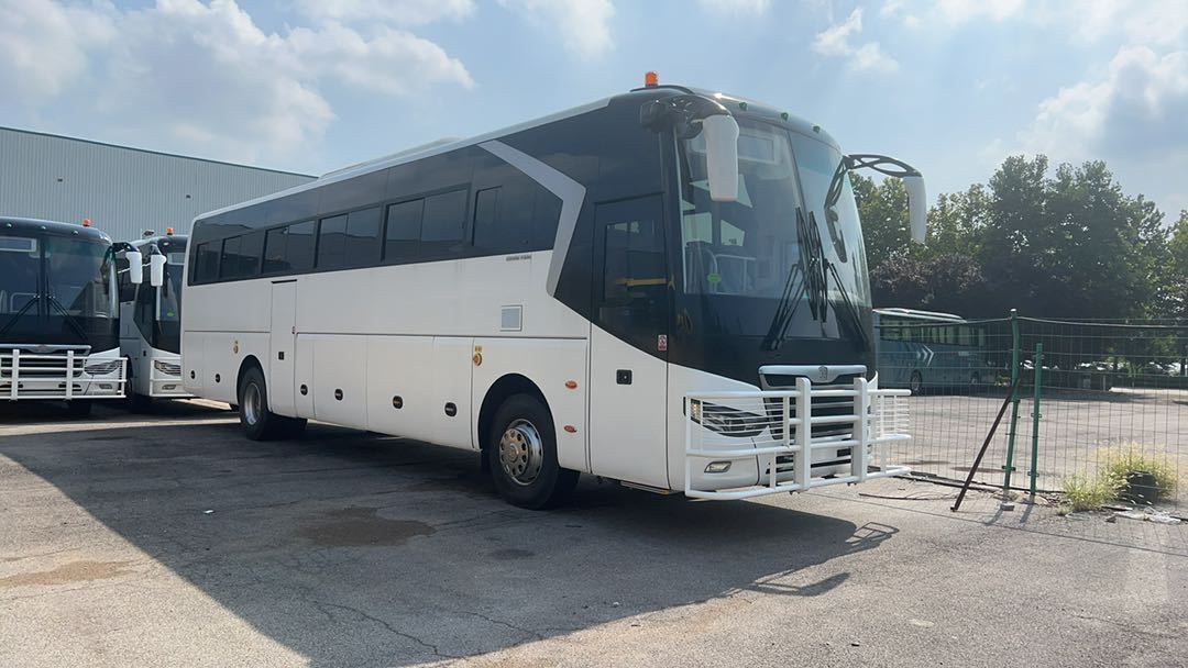New 65 Seats Luxury Coach Bus with Diesel Fuel Automatic Transmission Euro 3 Emission Standard