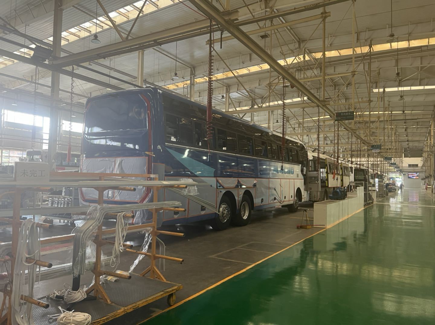 New 65 Seats Luxury Coach Bus with Diesel Fuel Automatic Transmission Euro 3 Emission Standard