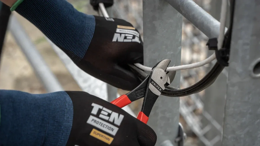 The Benefits of Using Level 4 Gloves in Construction and Manufacturing