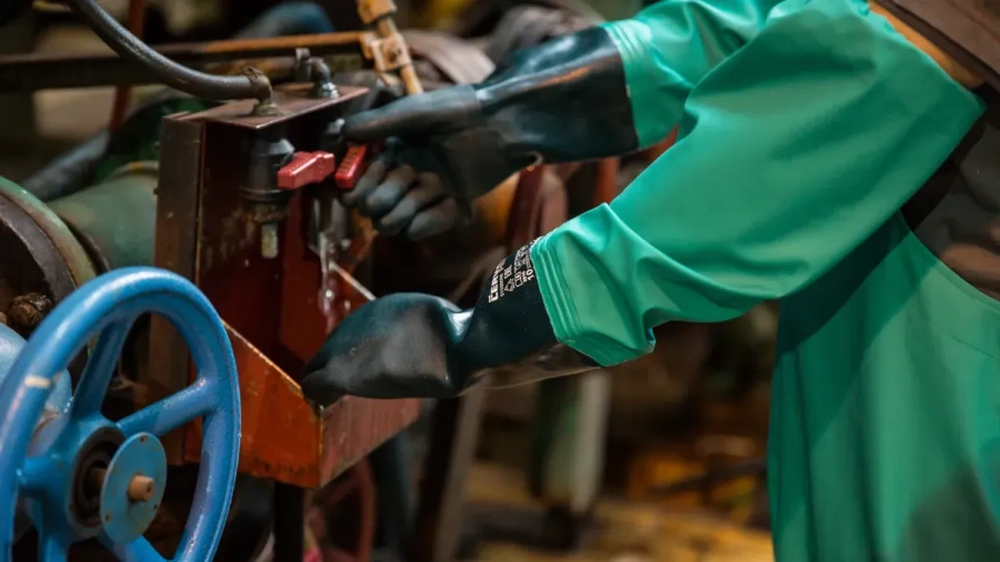 Why ANSI A9 Gloves Are Essential for Safety in 2026