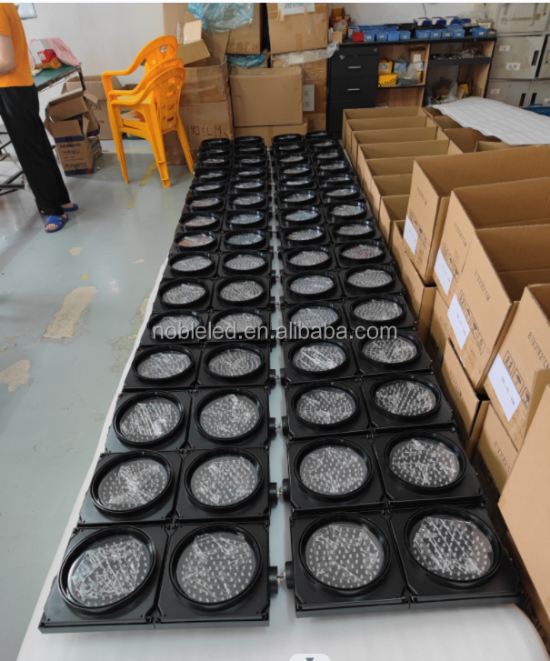 High Quality 150 Meters Wireless Control Distance Solar Remote Control IP65 Red Green 200MM Traffic Light NobTra 200MM Solar Power 200MM Traffic Light 150 Meters Wireless Control Distance  IP65,200mm traffic light,solar,IP65,wireless