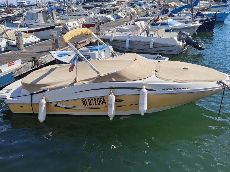 Custom fit marine grade boat cover for hull protection