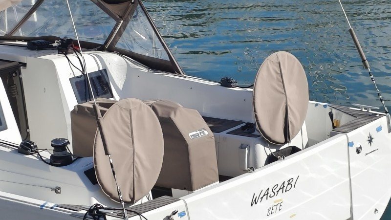 Custom steering wheel cover for boat helm