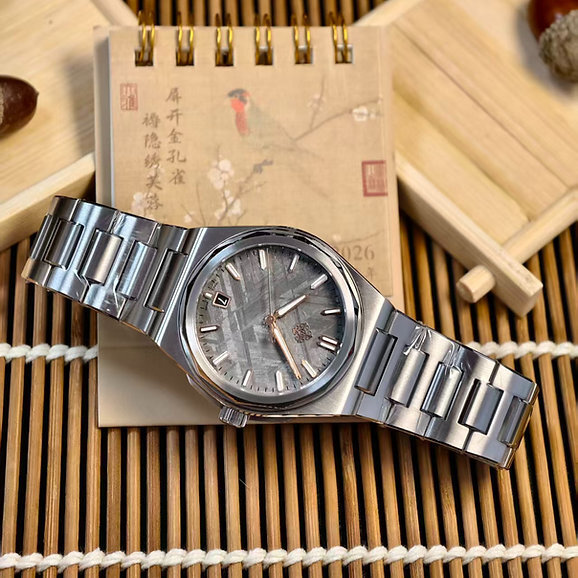 Ixdao Space Warrior 37.5 mm integrated bracelet Meteorite dial watch