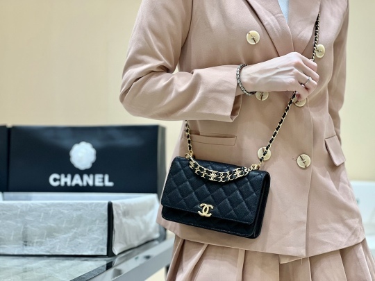 UNBOXING CHANEL MINI FLAP - NEW PEARL CRUSH: what fits inside / how to  carry / how to adjust chain? 