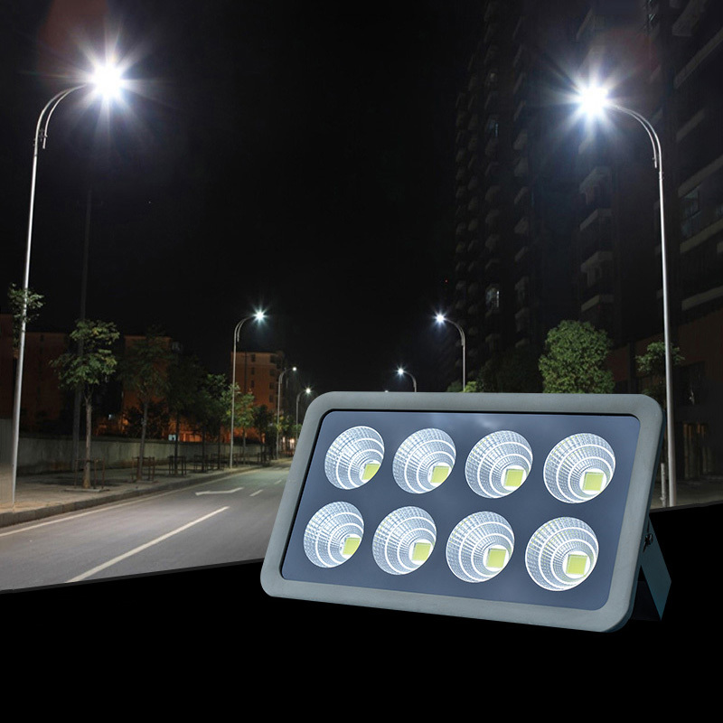 thumbnail interactive-video image 1 of LUMINTURS 400W LED COB Outdoor Flood Light - IP66 Waterproof, 50,000+ Hour Life, Pure White 1 of 6