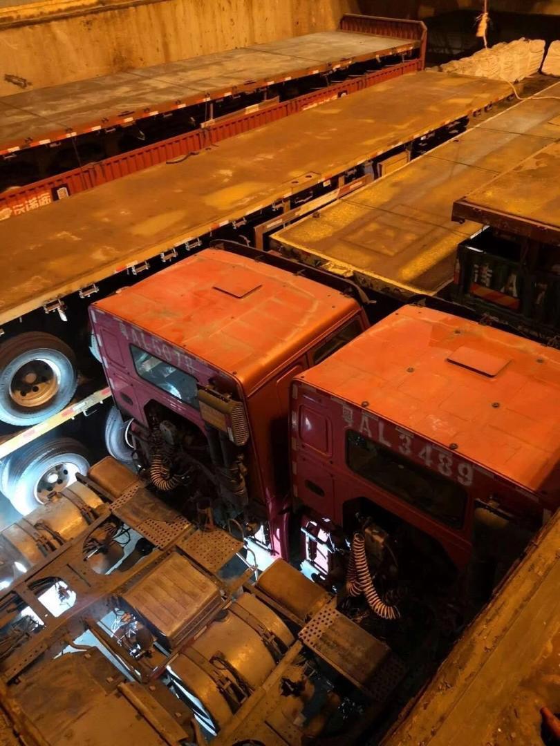 howo 375hp truck head: Nigerial customer (Henry) is clearning from seaport