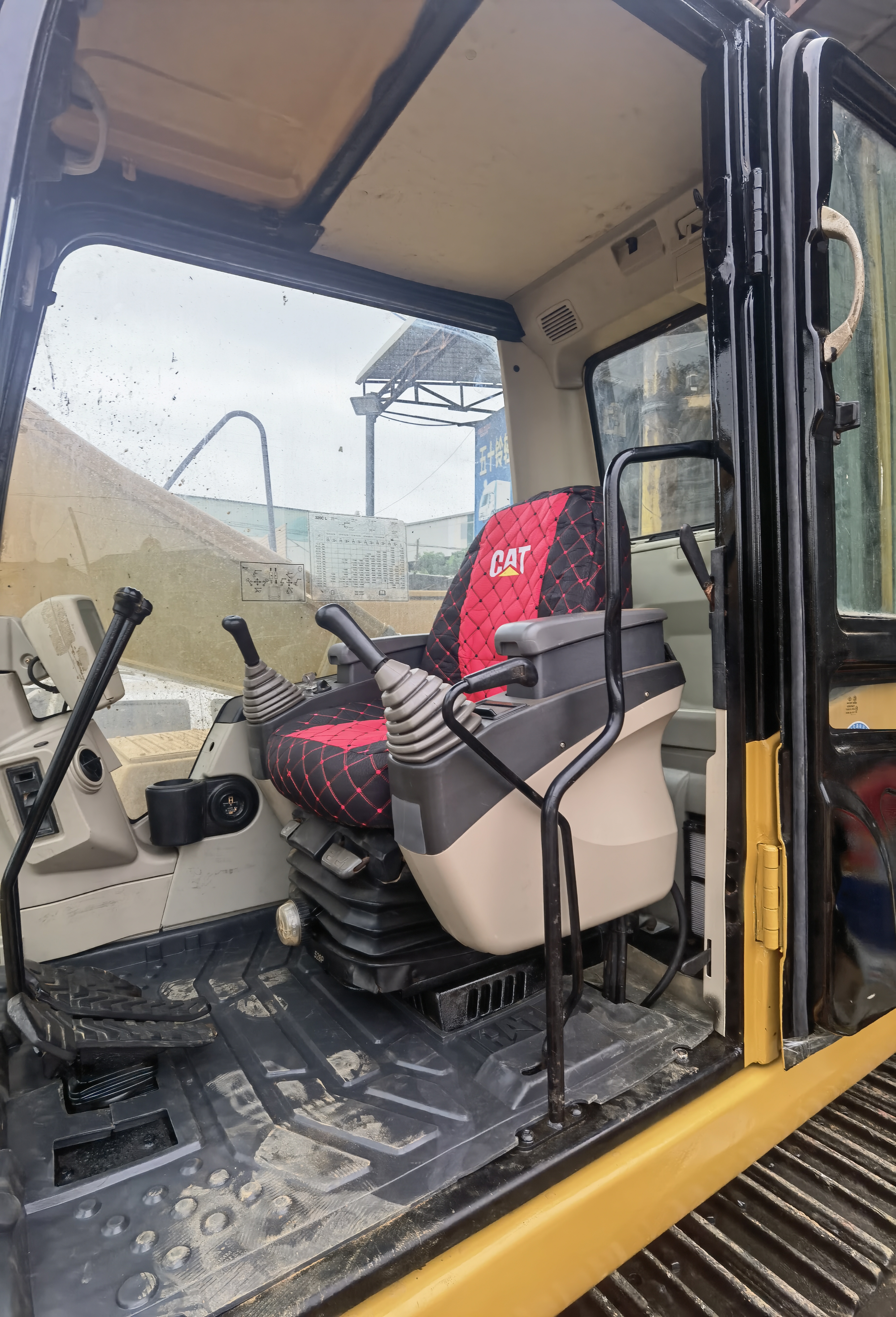 Best seller CAT 320CL used excavator and Komatsu PC200-8 shipped out