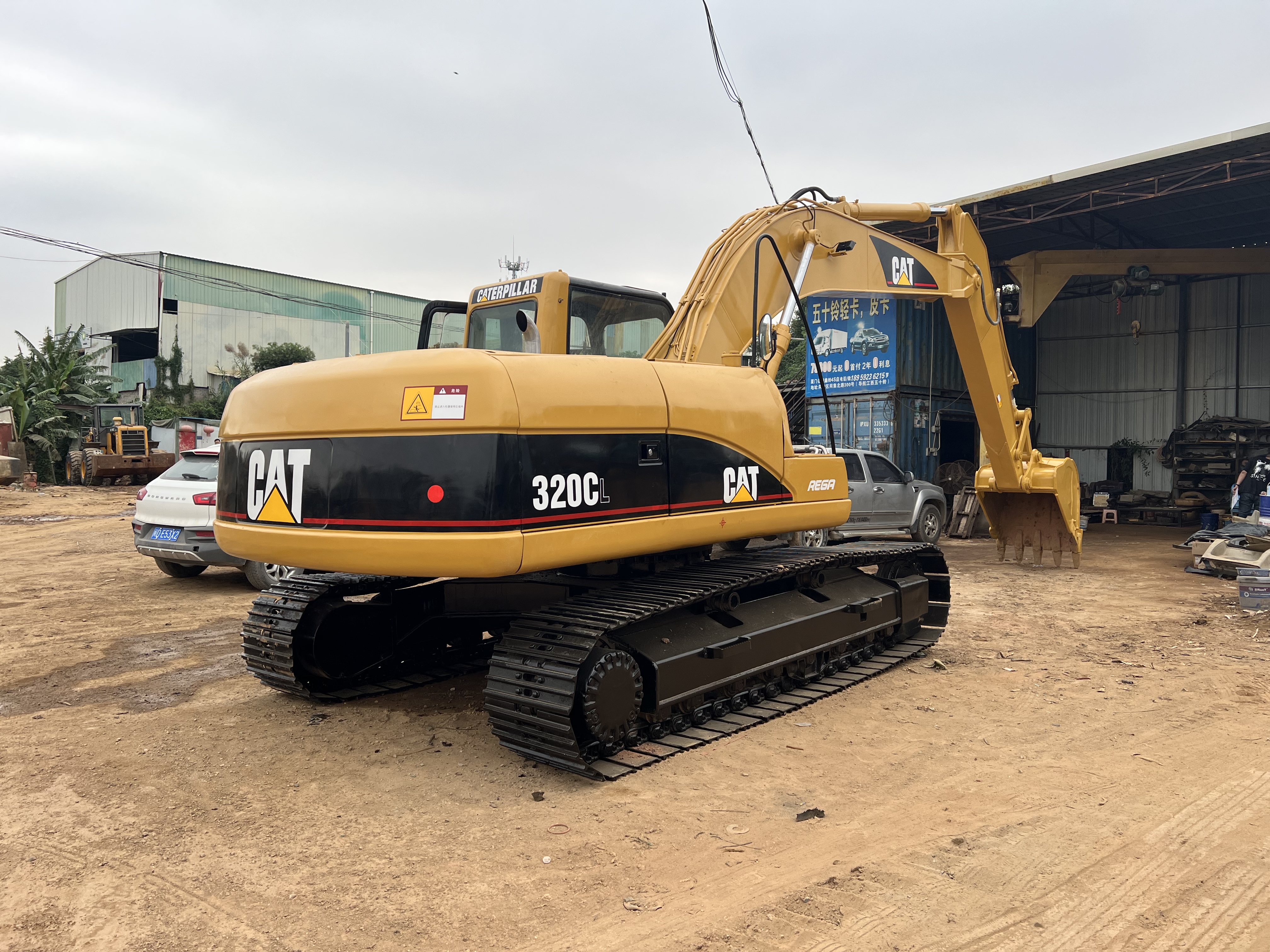Best seller CAT 320CL used excavator and Komatsu PC200-8 shipped out
