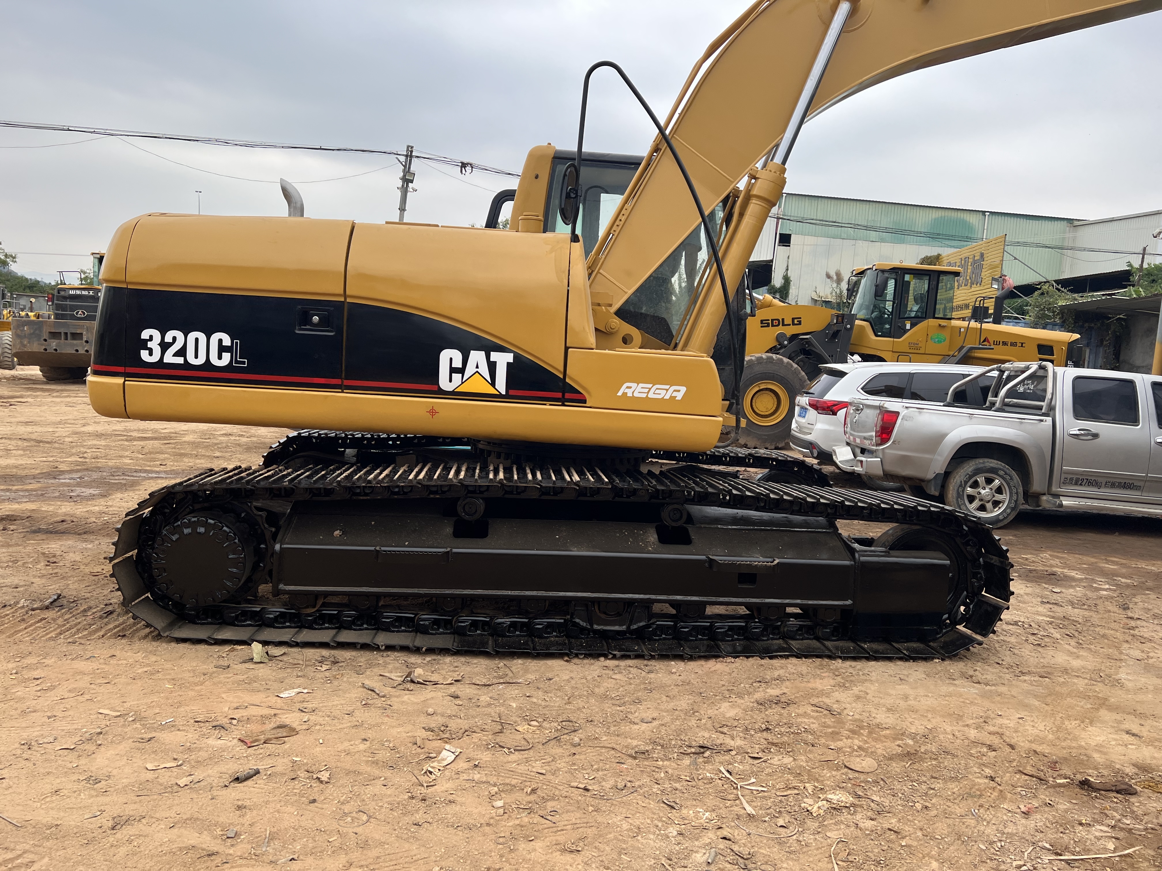 Best seller CAT 320CL used excavator and Komatsu PC200-8 shipped out