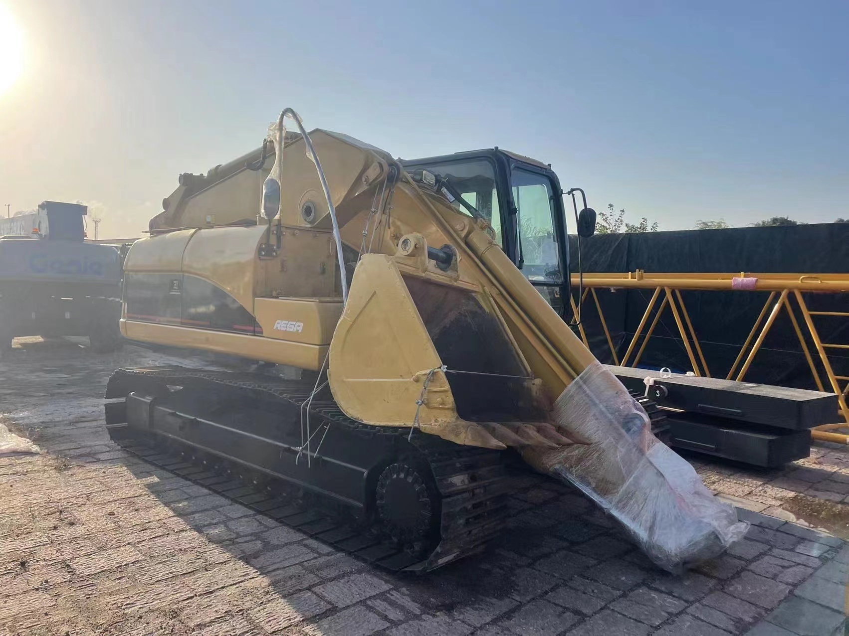 Best seller CAT 320CL used excavator and Komatsu PC200-8 shipped out