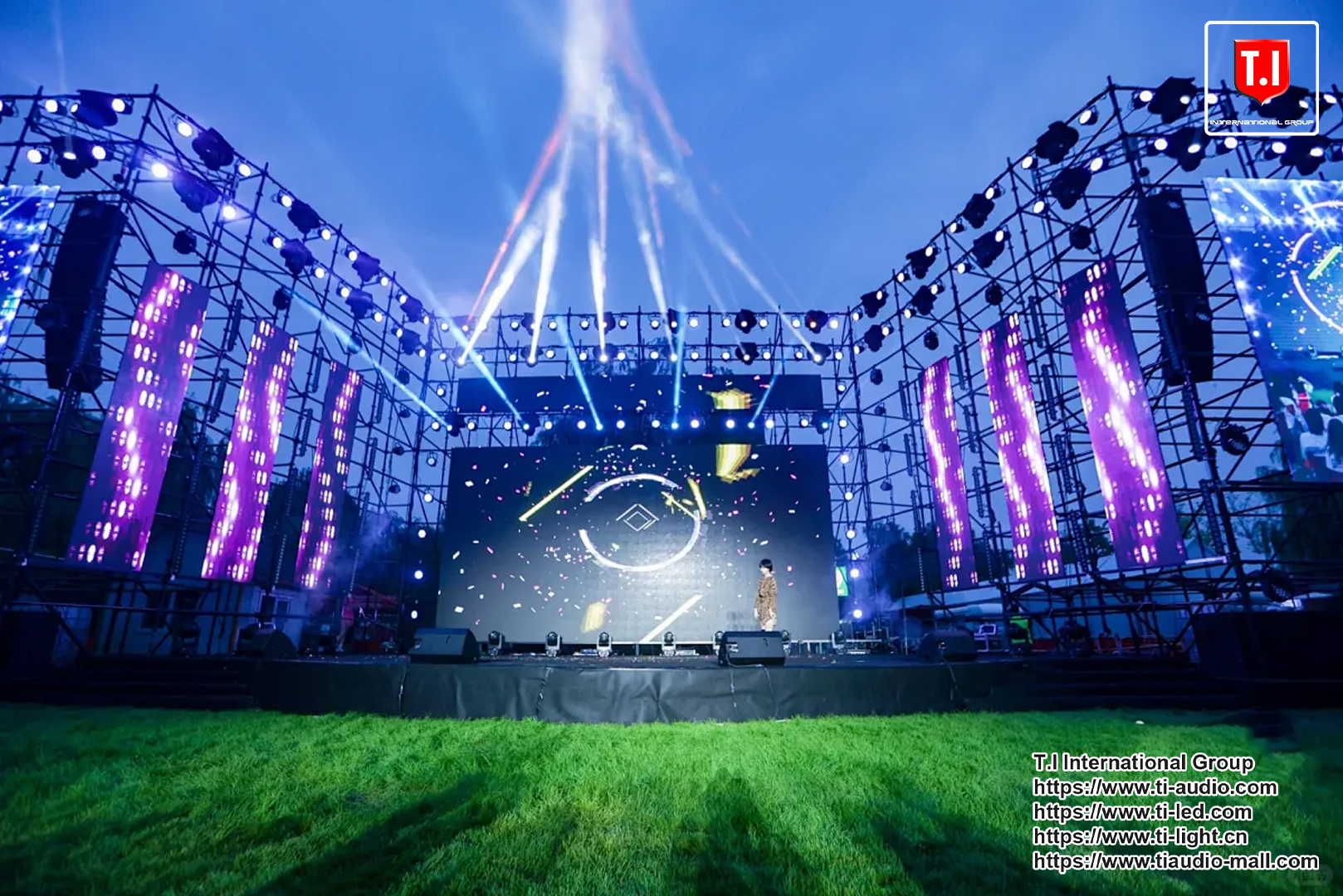 {#Line array speakers#}