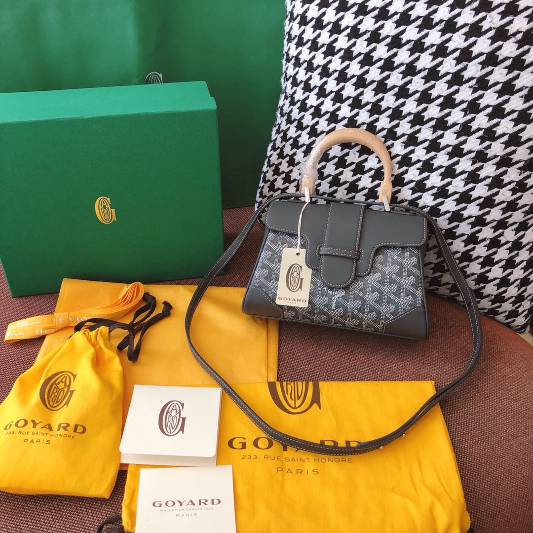 goyard momo