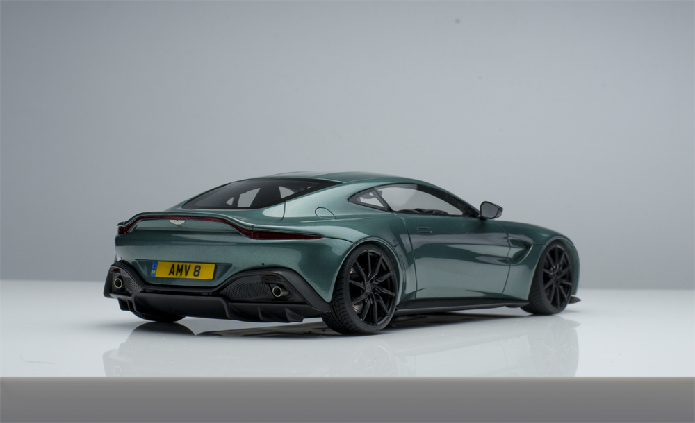 Achetez Voiture Miniature Radio-Commandé Aston Martin Vantage 1:24