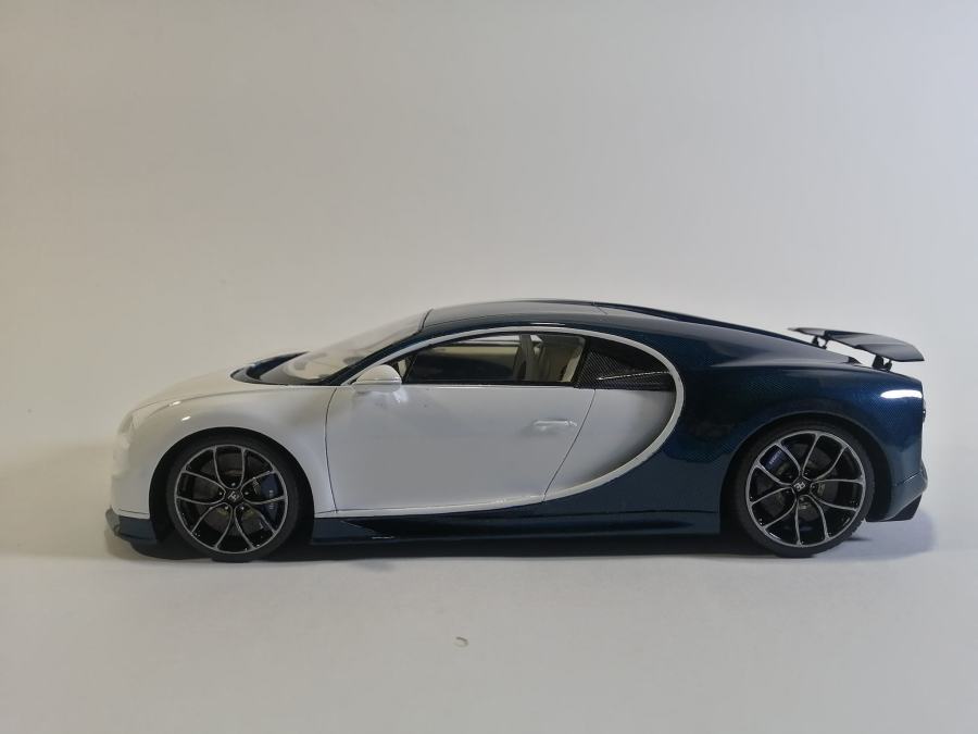 1/24 Bugatti Chiron (White blue color)