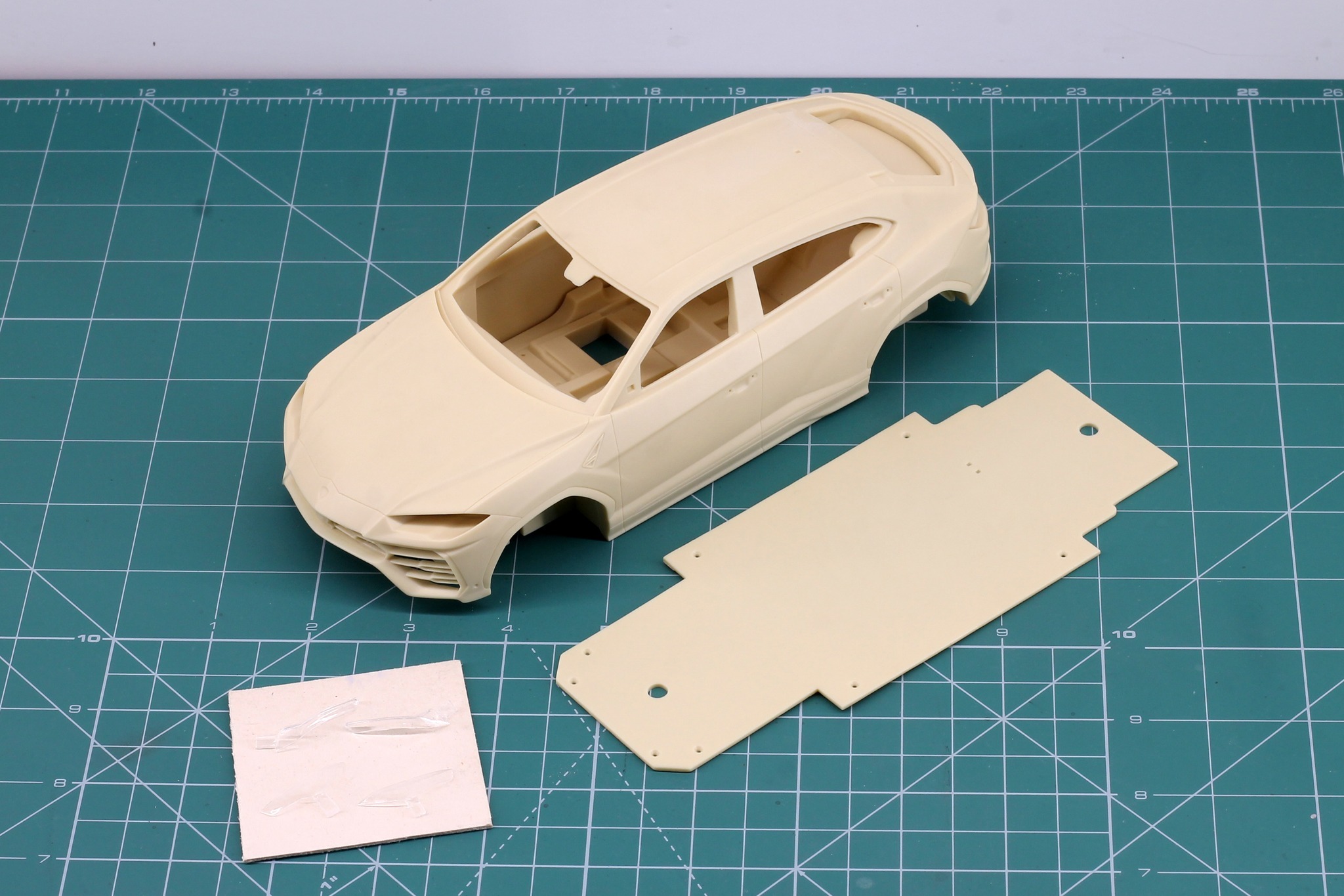 alpha model,1/24 scale model cars,resin car model kits,1/24 Lamborghini URUS