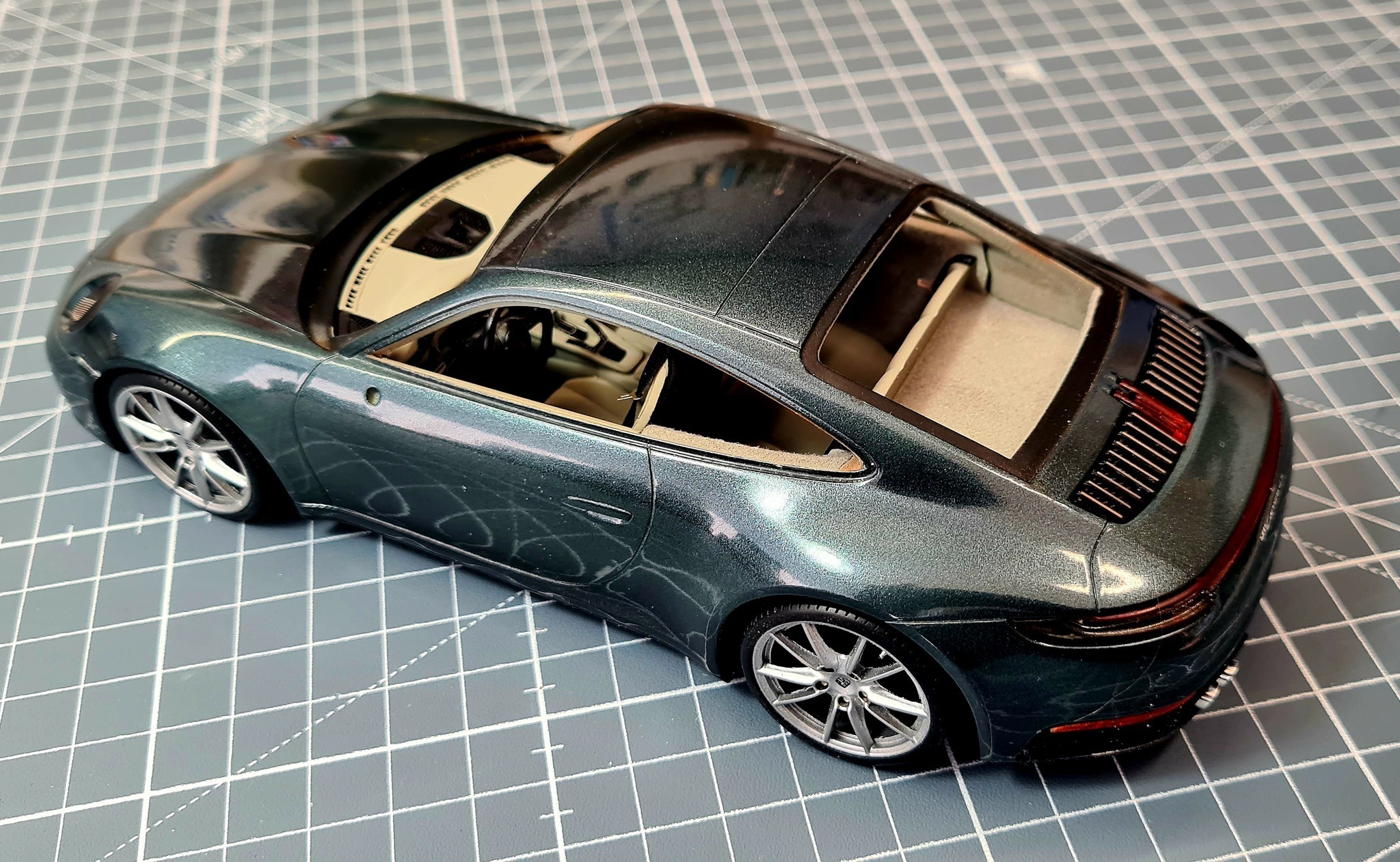 Porsche 911 Carrera 1/24スケール プラモデル Porsche 911 Carrera Monogram 1/24 Scale Model Kit Molded In