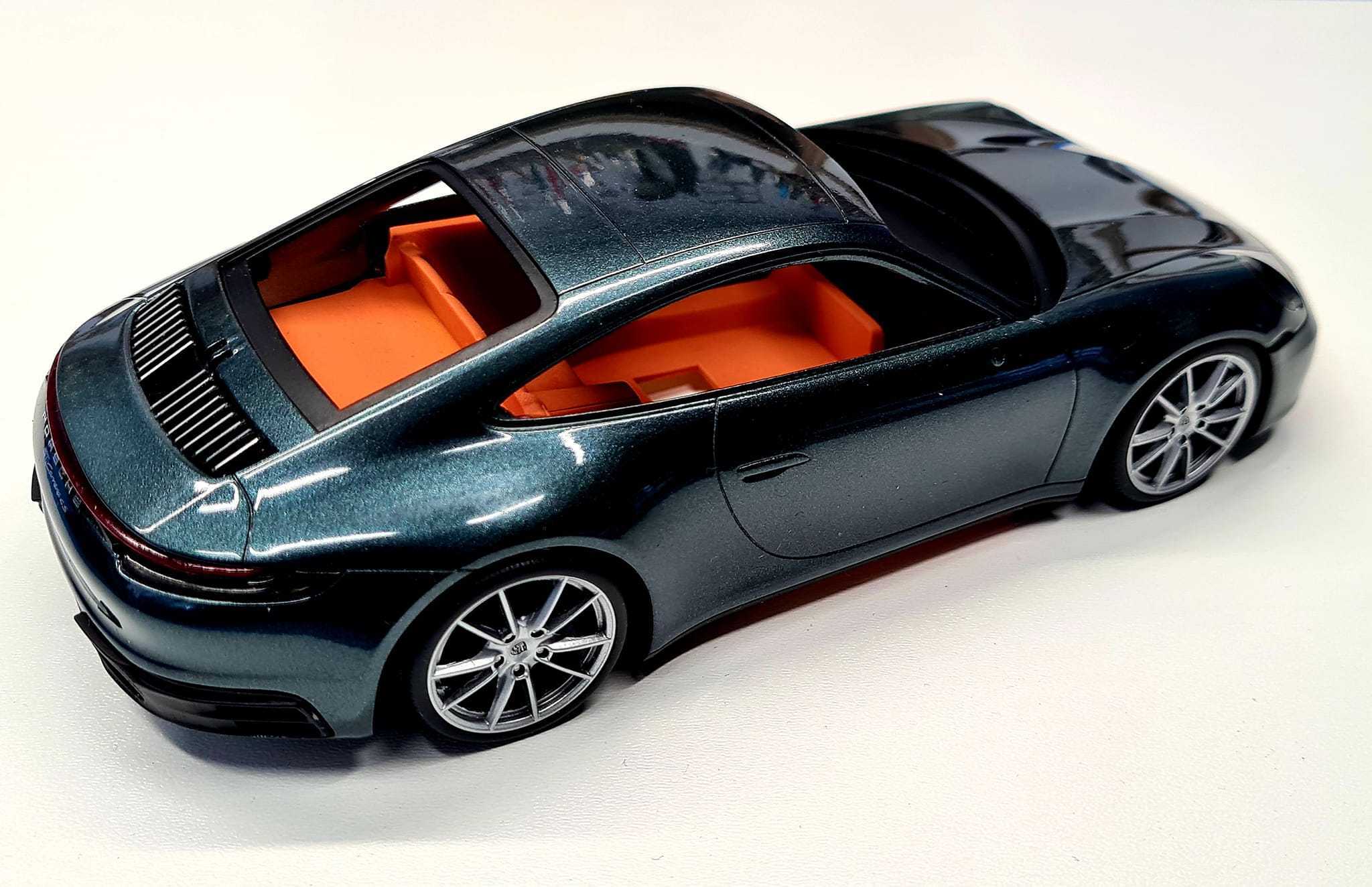 Porsche 911 Carrera 1/24スケール プラモデル s-l400.jpg